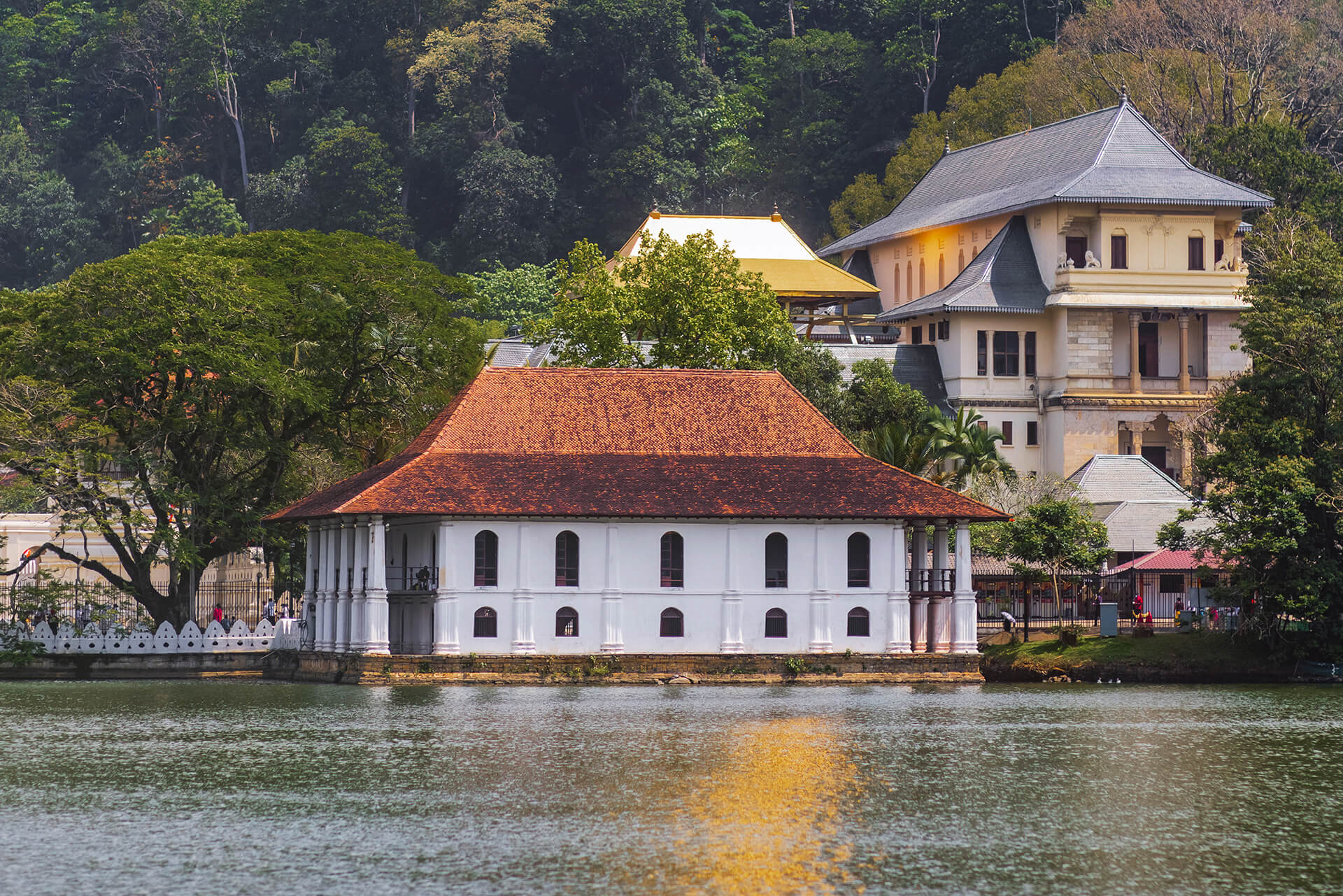 kandy-lake-and-famous-city-landmark-sri-dalada-mal-2023-11-27-05-21-32-utc